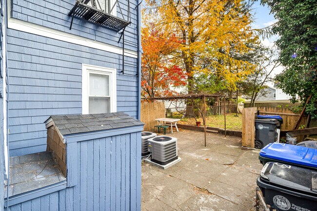 Building Photo - 323 Williams St