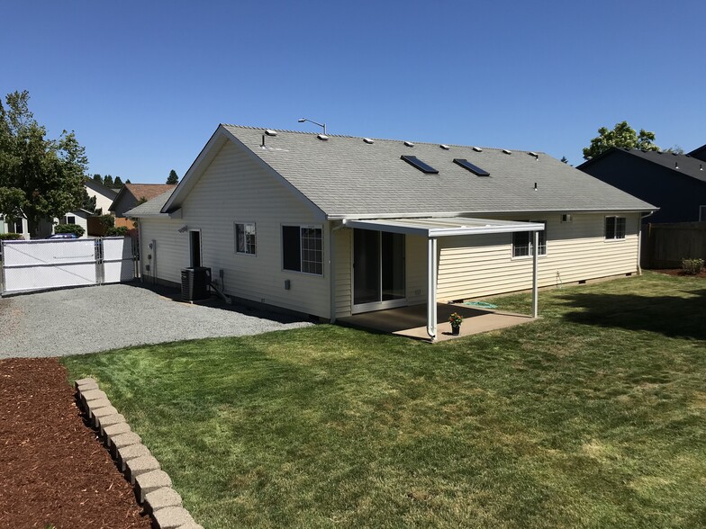 Building Photo - 1090 Cedar Ct
