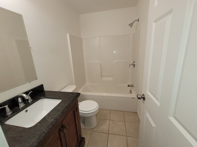 Building Photo - 1008 Fieldstone Ln