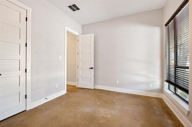 Building Photo - 908 Freewater Ln