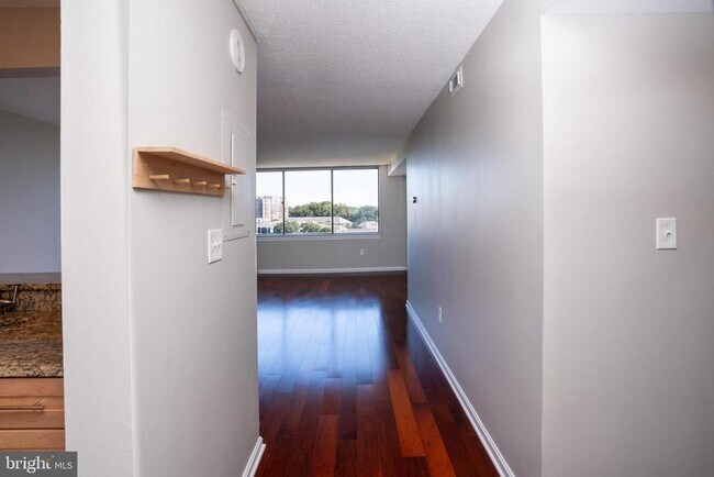 Building Photo - 10101 Grosvenor Pl