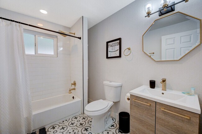 Building Photo - Fully Furnished or Unfurnished 3 BR / NO HOA