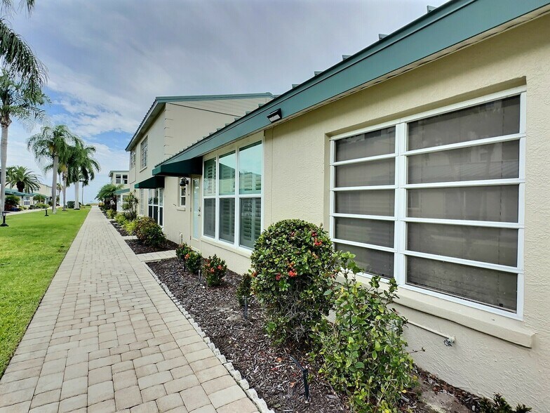 Building Photo - 5860 Midnight Pass Rd
