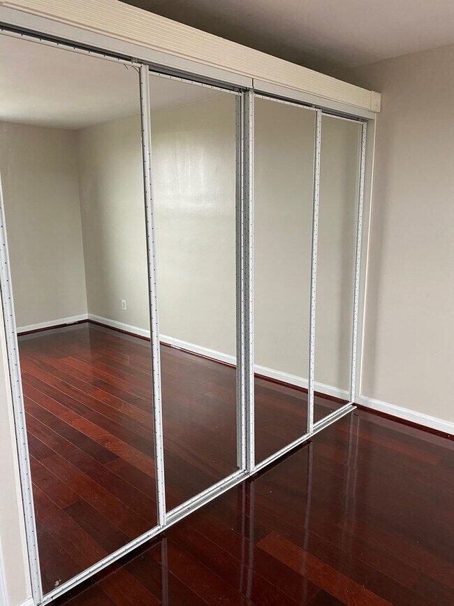 Building Photo - 1 Bedroom Condo With Den