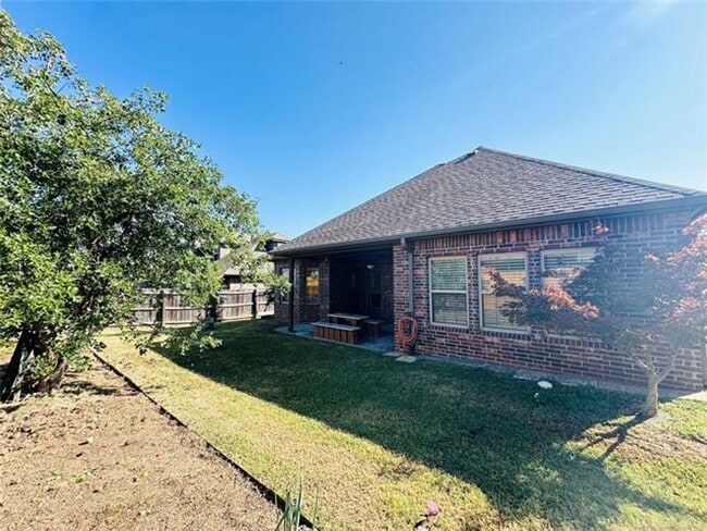 Building Photo - HOUSE FOR RENT