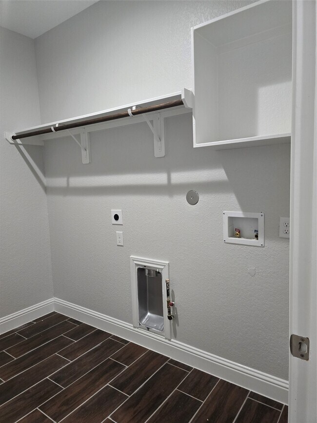 Building Photo - 213 E Adoue Ave