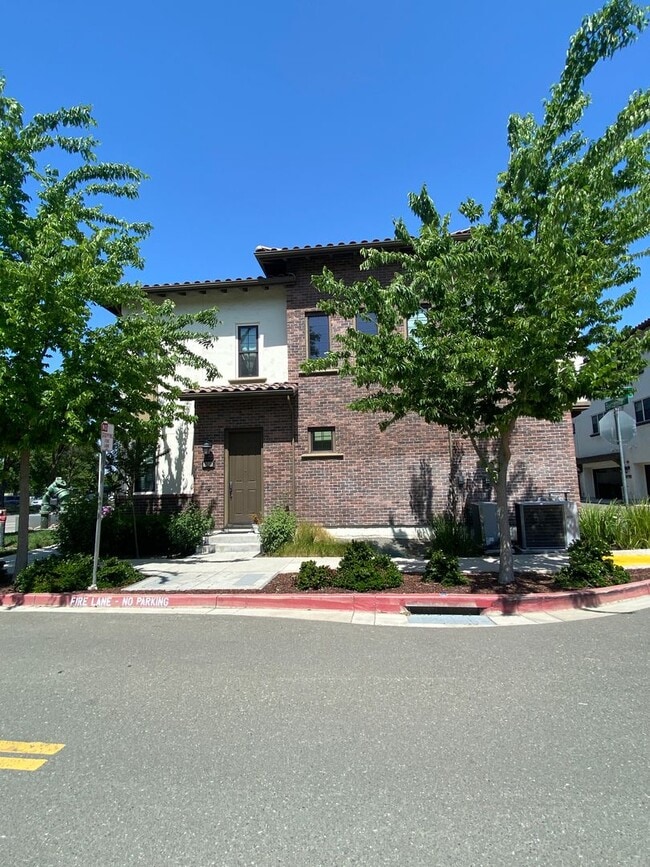 Building Photo - Pleasanton End Unit Andares Townhouse 3 BD...