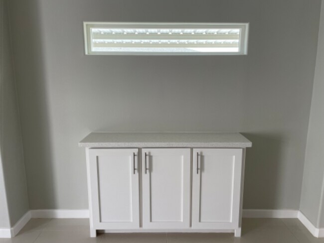 Building Photo - 2507 N Vineyard Ave