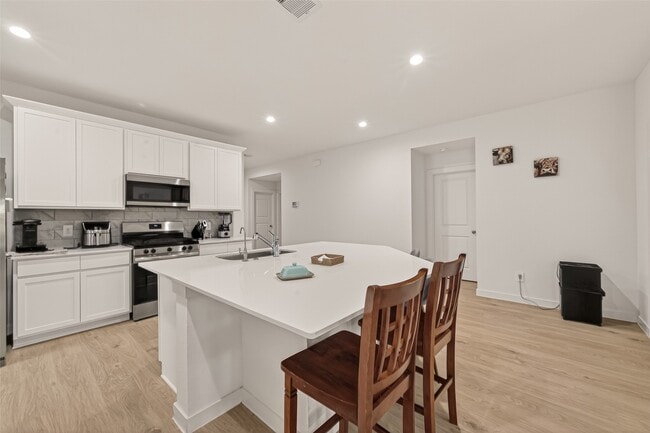 Building Photo - 30518 White Cliff Ct
