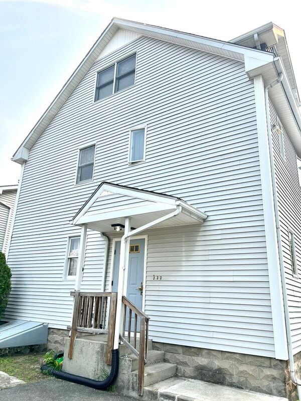 Building Photo - 892 St James Ave