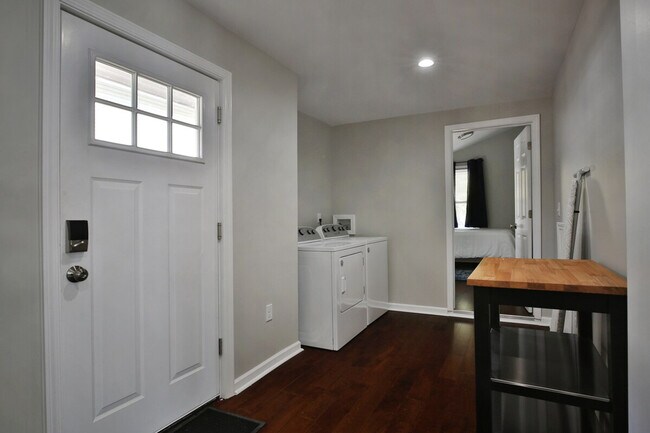 Building Photo - 137 E Tompkins St