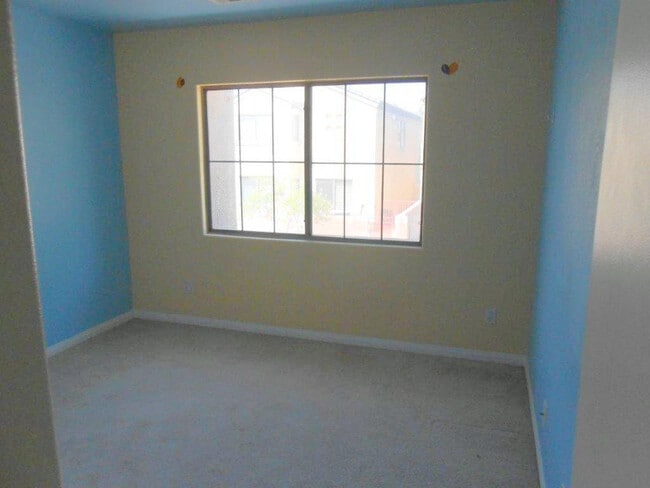 Building Photo - Beautiful Spacious 2 Story Home in Northwest