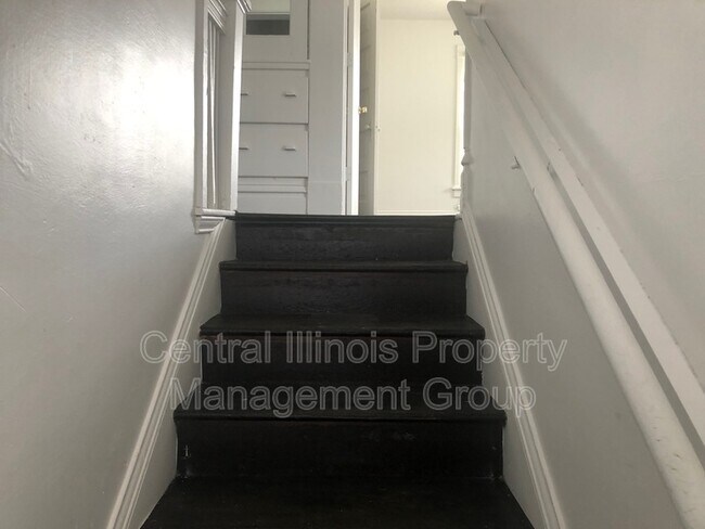 Building Photo - 403 E Monroe St