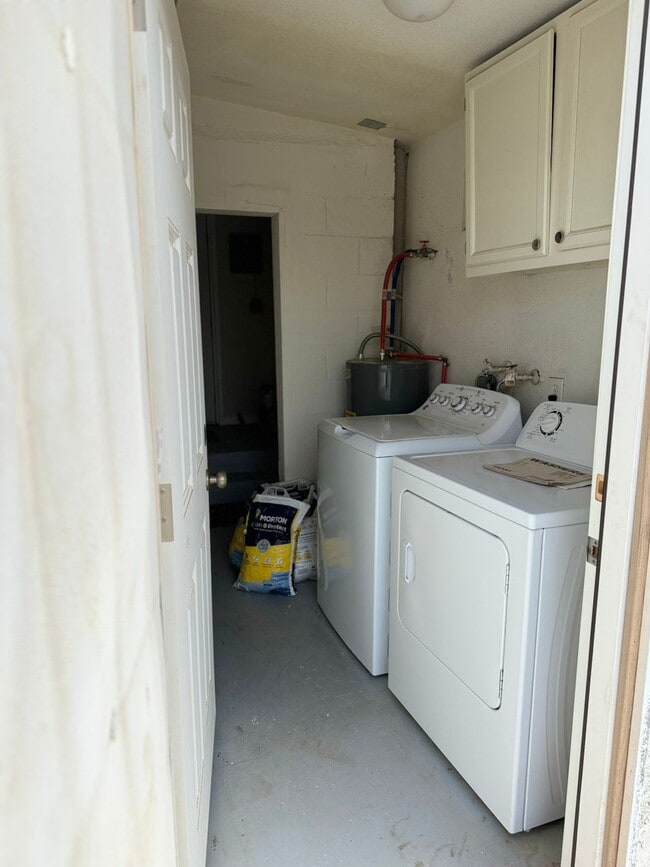 Building Photo - 813 N Center Ave