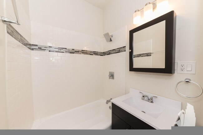 Building Photo - 837 W Cornelia Ave