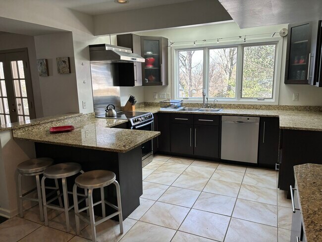 Kitchen - 904 S Jordan Ave