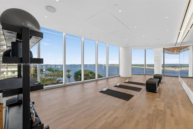 Building Photo - 175 SE 25th Rd