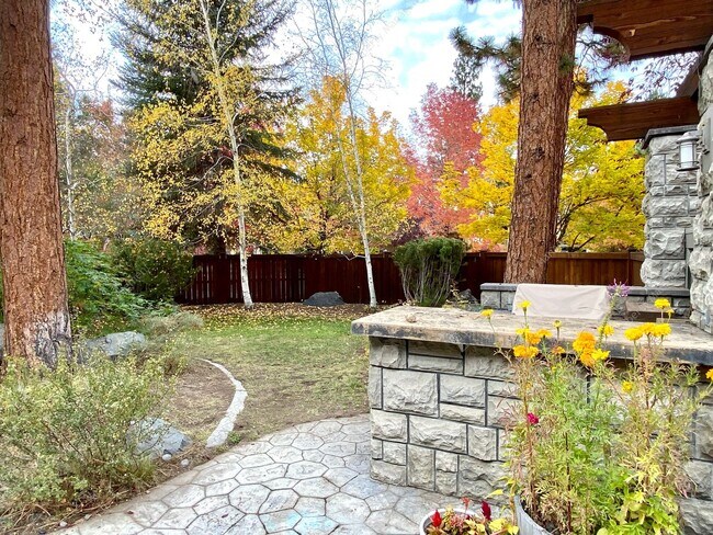 Building Photo - Northwest Crossing Gem! Bonus Office and F...