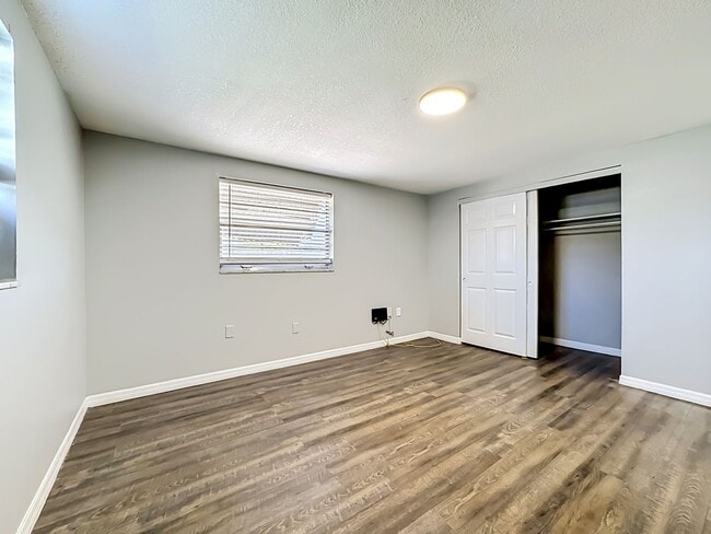 Building Photo - 702 21st Ave W