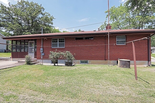 Building Photo - House Close To Campus- Available in June 2026