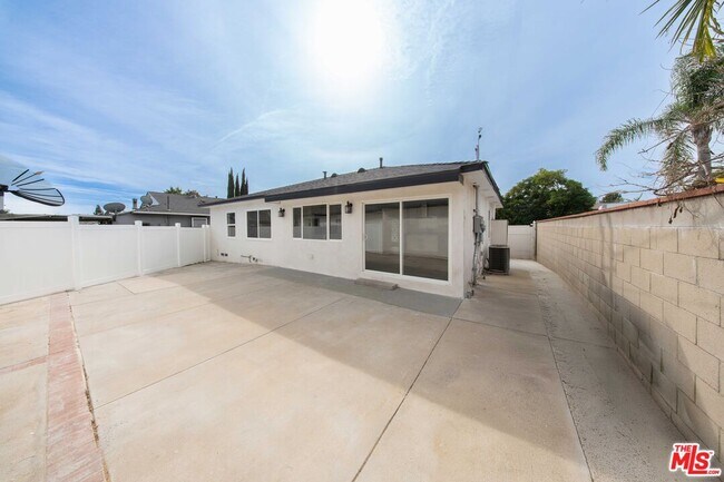 Building Photo - 8432 Glenoaks Blvd