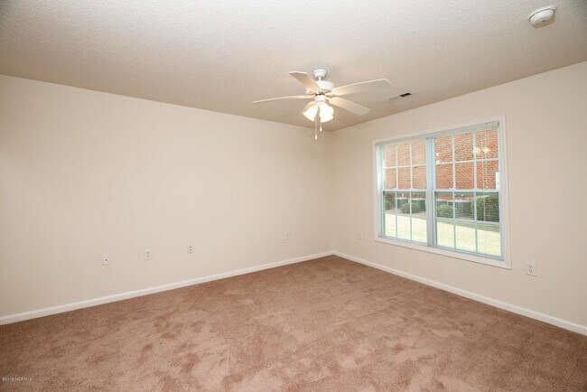 Building Photo - 2833 Holly Glen Dr