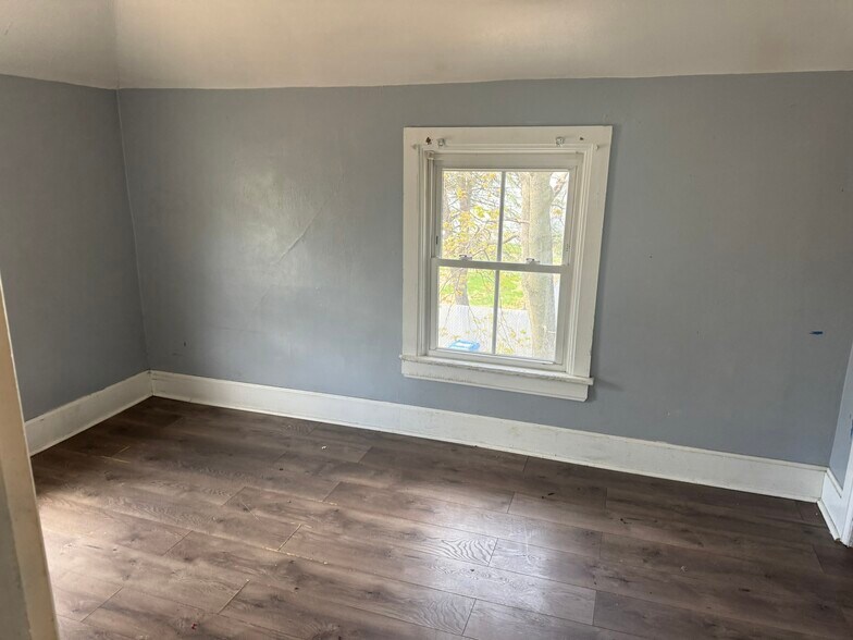 Building Photo - 915 W 14th St