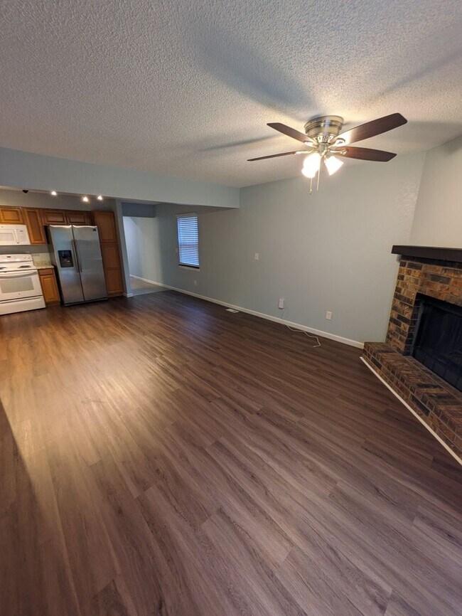 Building Photo - 307 NE Timbercreek Dr