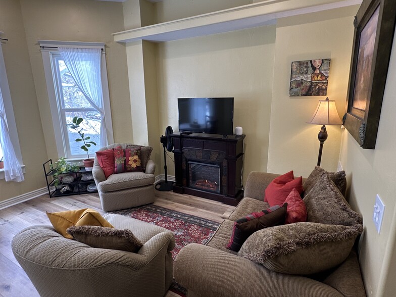 Building Photo - 486-1 E 3rd Ave