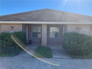 Building Photo - Spacious 3 bedroom / 3 bath duplex in convenient location