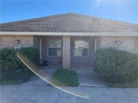 Building Photo - Spacious 3 bedroom / 3 bath duplex in convenient location