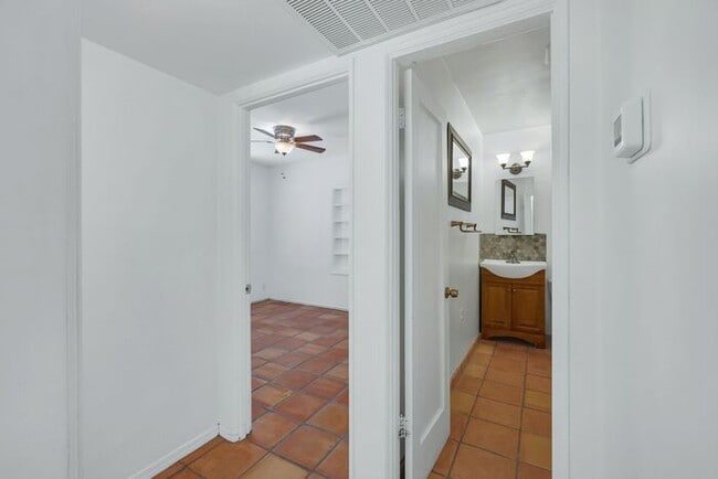 Building Photo - Charming home located in a highly convenient central Phoenix area