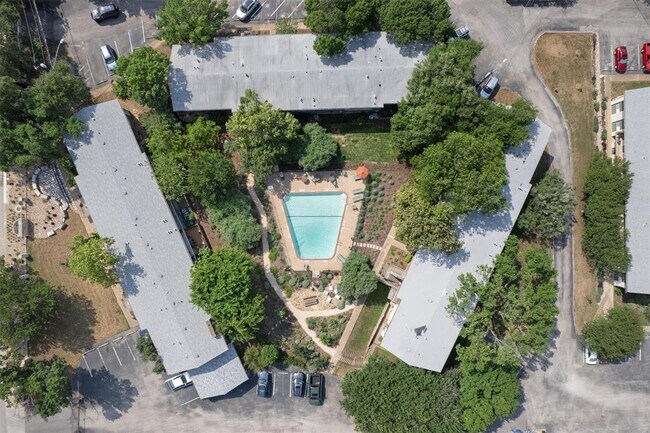 Building Photo - 1304 Mariposa Dr