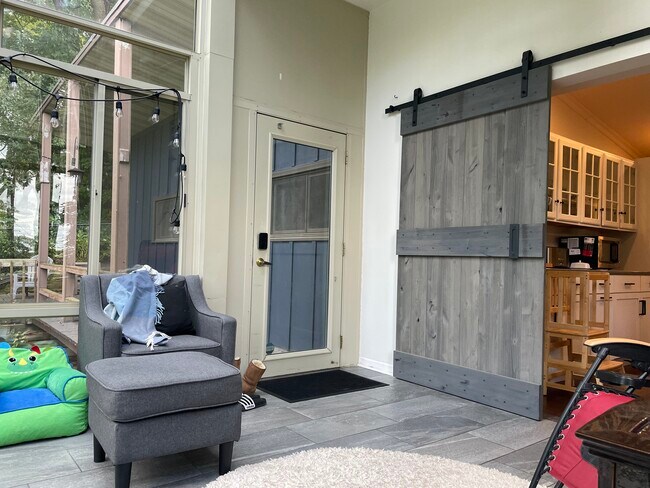 Building Photo - 1721 N High Point Rd