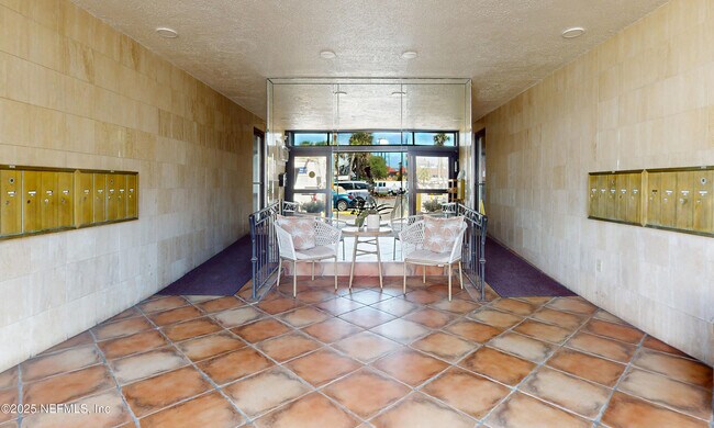 Building Photo - 2100 Ocean Dr S