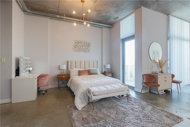 Building Photo - 2100 Van Buren St