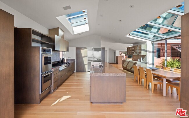 Building Photo - 1827 Westridge Rd