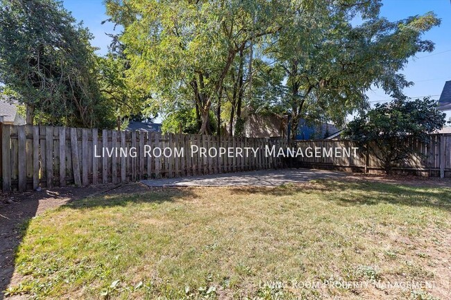 Building Photo - Updated Woodlawn Ranch with a Private Yard