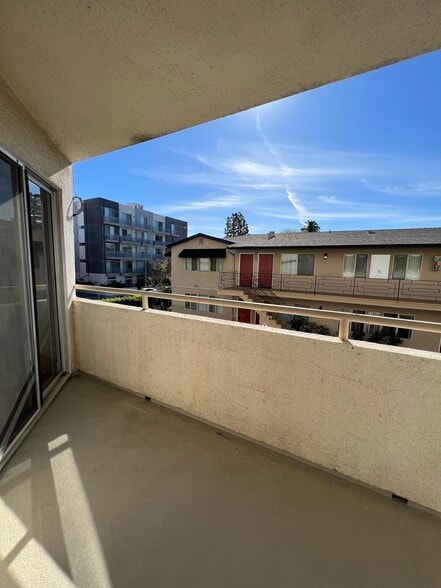 Building Photo - 1517 Armacost Ave