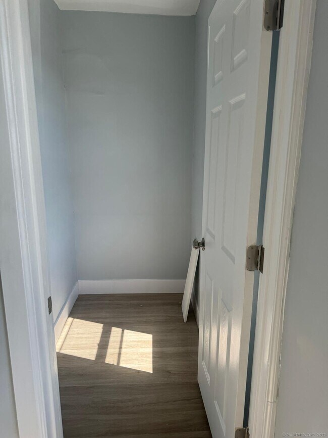 Building Photo - 651 Barnum Ave