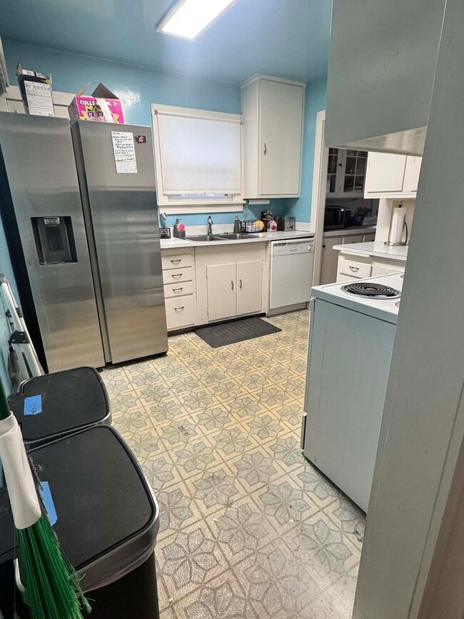 Building Photo - 1005 NE Duncan Ln