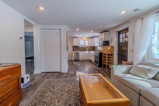 Building Photo - Quiet Cottage in the Trees