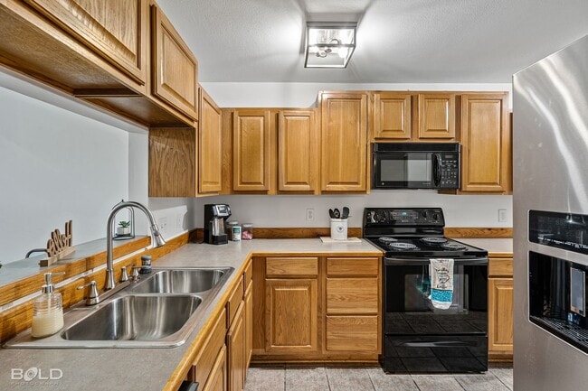 Building Photo - 8 Meadow Creek Dr