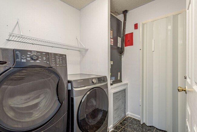 Building Photo - 4/2 Tampa Home