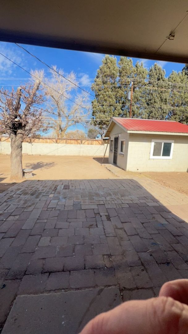 Building Photo - Sweet 3 Bedroom one and a half bathrooms L...