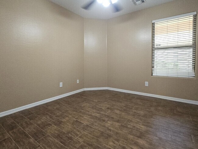 Building Photo - 998 W Desert Sky Dr