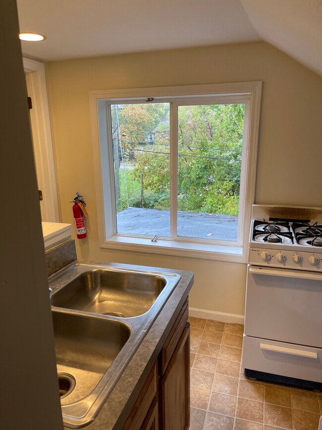 Building Photo - 127 College Pl - Utilities Included