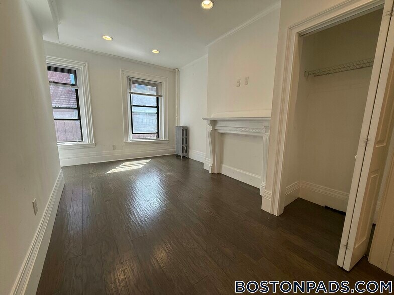 Building Photo - 270 Newbury St