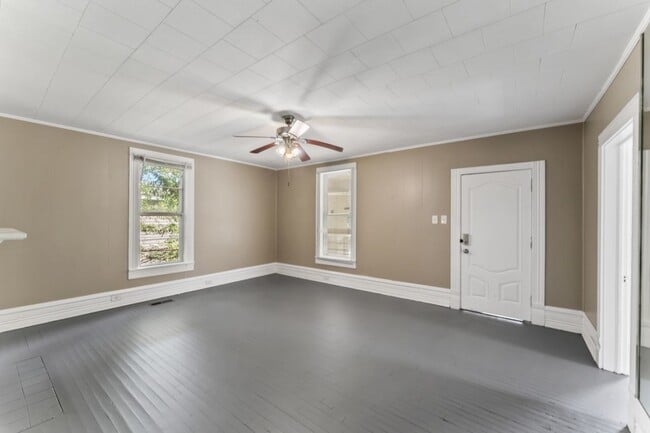 Building Photo - "Charming 2-Bed, 1-Bath Gem on Avenue H – ...