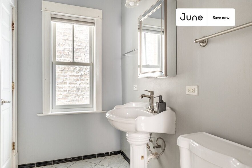 Building Photo - 3508 N Sheffield Ave